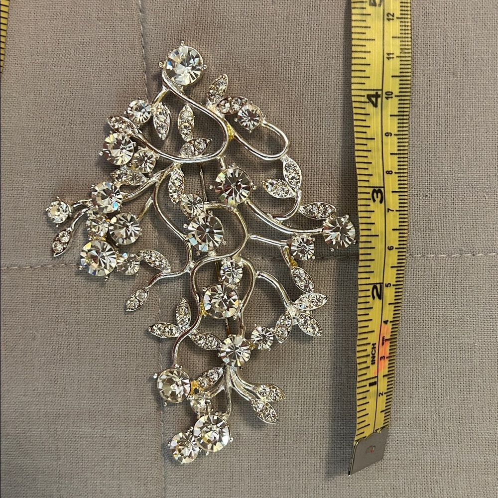 Elegant Silver Floral Brooch - Picture 3 of 3